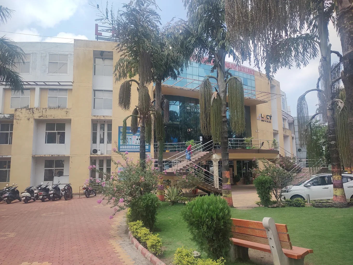 Lakshmi Narain College of Technology - Engineering College in Bhopal, Madhya Pradesh
